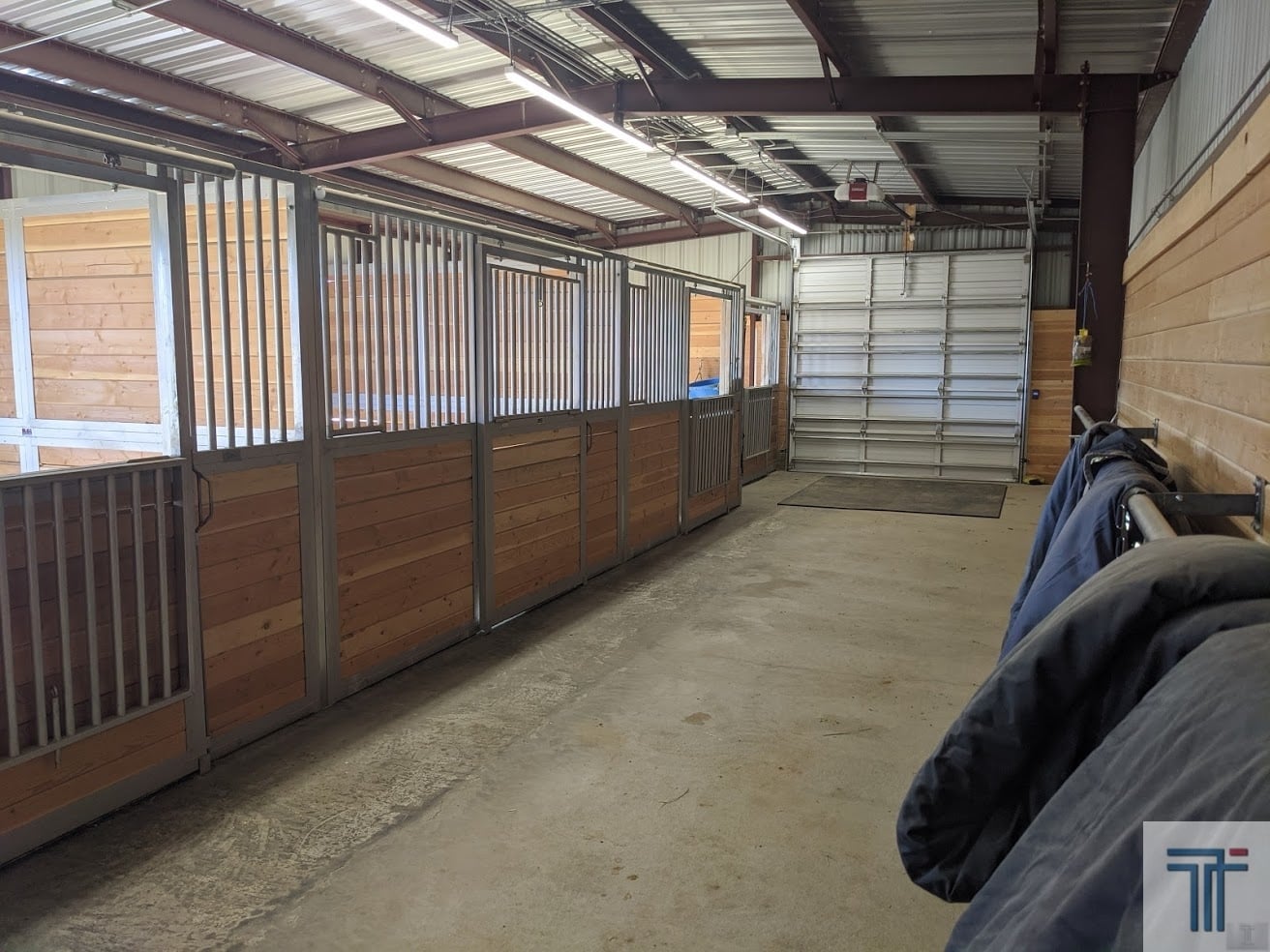 metal horse barns with living quarters